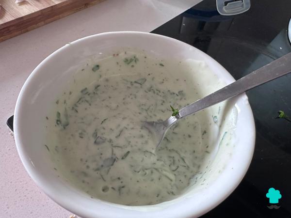 Receta de Ensalada de pepino y yogur: el plato refrescante, cremoso y sencillo que triunfa en verano para acompañar cualquier plato - Paso 6