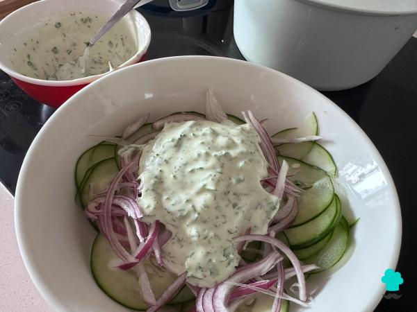 Receta de Ensalada de pepino y yogur: el plato refrescante, cremoso y sencillo que triunfa en verano para acompañar cualquier plato - Paso 7