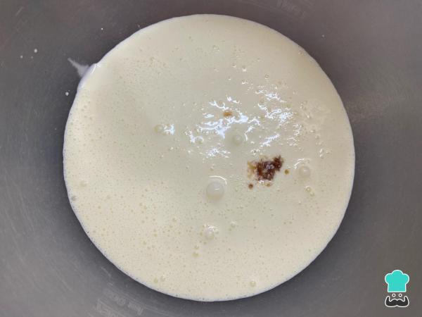 Receta de Pionono dulce decorado con crema - Paso 2