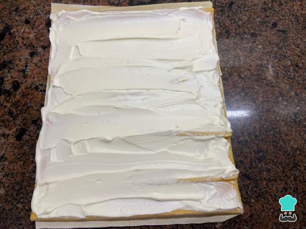 Receta de Pionono dulce decorado con crema - Paso 4