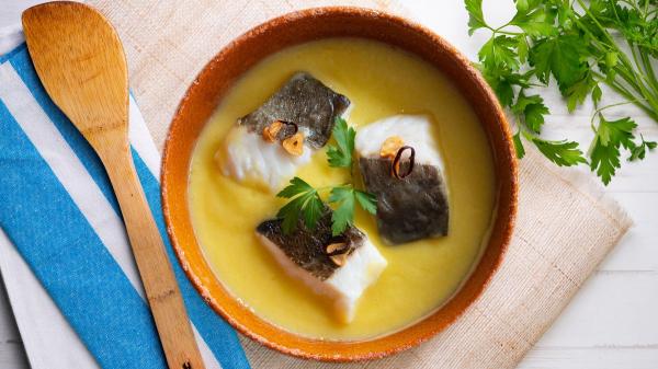 Los cocineros vascos coinciden: “La salsa para pescado más rica no se espesa con harina ni con nata, el truco es removerla bien” - El secreto de esta salsa vasca está en una emulsión