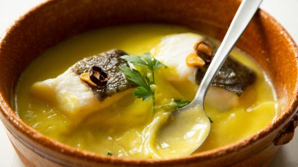 Los cocineros vascos coinciden: “La salsa para pescado más rica no se espesa con harina ni con nata, el truco es removerla bien”