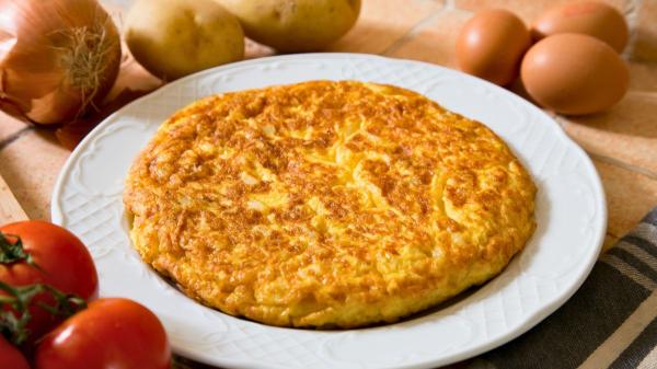 José Andrés, chef: “Para darle la vuelta a la tortilla de patatas sin que se rompa, moja ligeramente el plato con agua” - El movimiento debe ser rápido y seguro