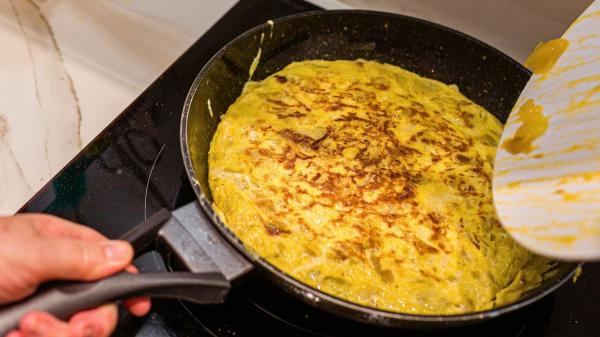 José Andrés, chef: “Para darle la vuelta a la tortilla de patatas sin que se rompa, moja ligeramente el plato con agua” - El truco infalible de José Andrés para que la tortilla se deslice al darle la vuelta