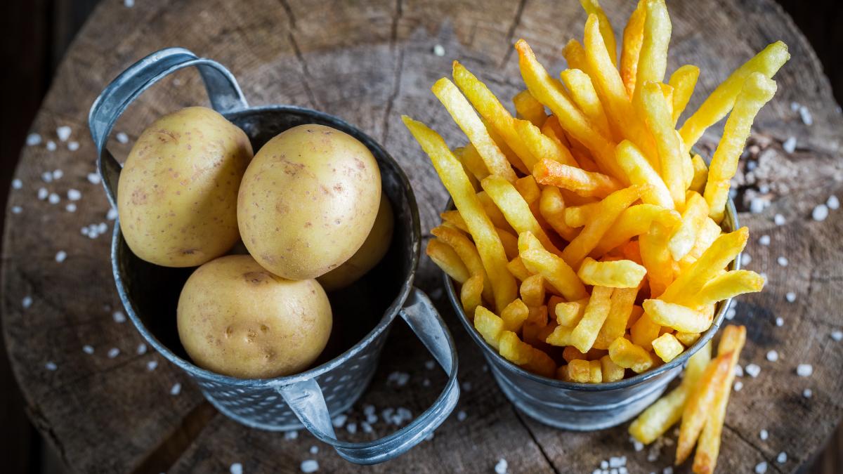 Los cocineros con Estrella Michelin coinciden: “El truco para unas patatas fritas perfectas es dejarlas antes en agua fría”