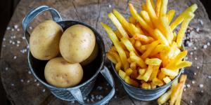 Los cocineros con Estrella Michelin coinciden: “El truco para unas patatas fritas perfectas es dejarlas antes en agua fría”