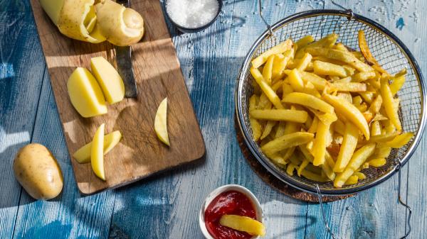 Los cocineros con Estrella Michelin coinciden: “El truco para unas patatas fritas perfectas es dejarlas antes en agua fría” - Los trucos del chef Dani García antes de freír las patatas