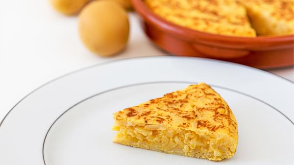 Rosa González, madre cocinera: “La mejor tortilla de patatas para verano se prepara en dos capas y se rellena con mayonesa, atún, lechuga y tomate” - El truco de preparar dos tortillas para crear esta original receta de verano
