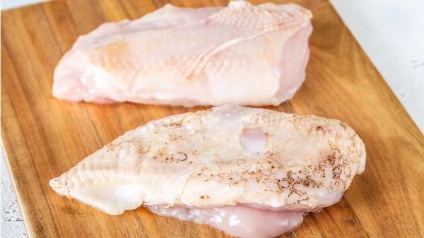 Los chefs coinciden: “Para que las pechugas de pollo queden tiernas y jugosas, haz una salsa con 200 ml de caldo de pollo, queso azul y 1 cucharada de maicena” - El primer paso: abrir la pechuga de pollo como un libro