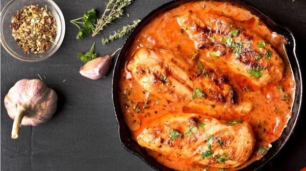 Los chefs coinciden: “Para que las pechugas de pollo queden tiernas y jugosas, haz una salsa con 200 ml de caldo de pollo, queso azul y 1 cucharada de maicena” - El truco para que el pollo quede jugoso está en la salsa
