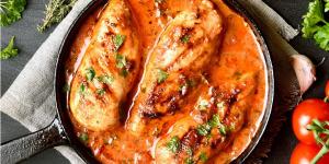 Los chefs coinciden: “Para que las pechugas de pollo queden tiernas y jugosas, haz una salsa con 200 ml de caldo de pollo, queso azul y 1 cucharada de maicena”