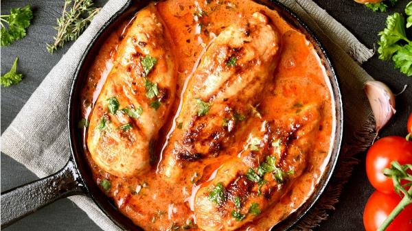 Los chefs coinciden: “Para que las pechugas de pollo queden tiernas y jugosas, haz una salsa con 200 ml de caldo de pollo, queso azul y 1 cucharada de maicena”