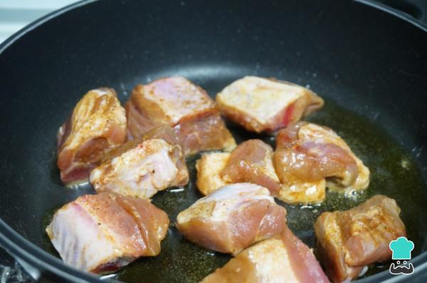 Receta de Patatas con costillas adobadas de la abuela - Paso 1