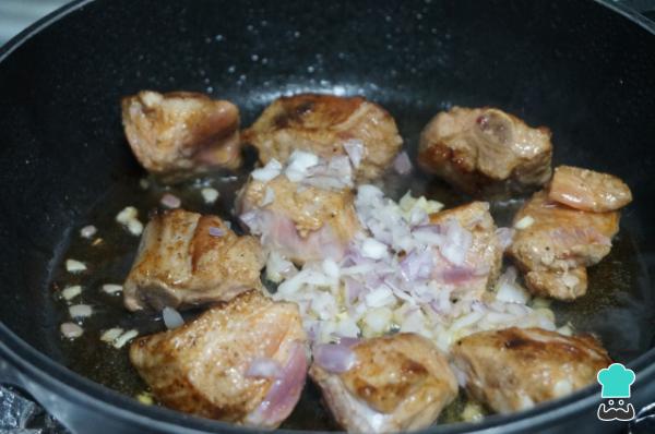 Receta de Patatas con costillas adobadas de la abuela - Paso 2
