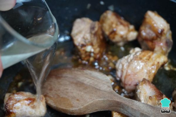 Receta de Patatas con costillas adobadas de la abuela - Paso 4