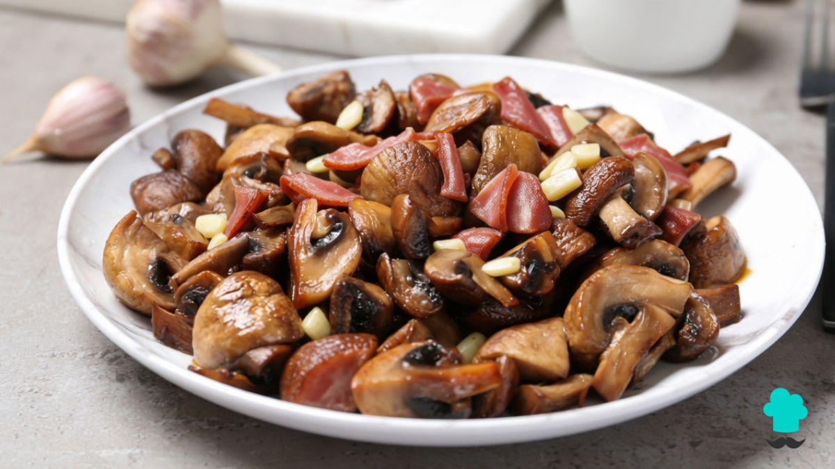 Receta de Setas al ajillo con jamón: el plato fácil y rápido que triunfa cada otoño