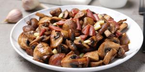 Receta de Setas al ajillo con jamón: el plato fácil y rápido que triunfa cada otoño