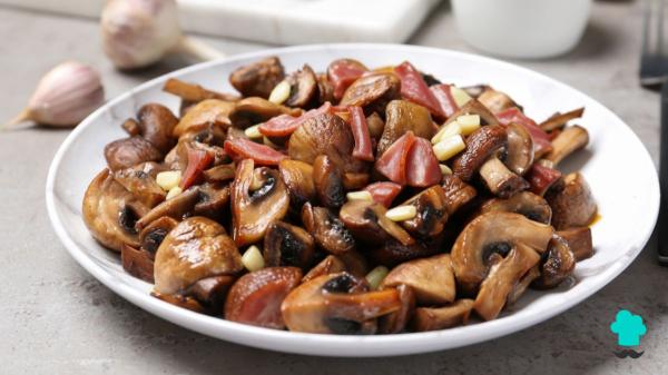 Receta de Setas al ajillo con jamón: el plato fácil y rápido que triunfa cada otoño