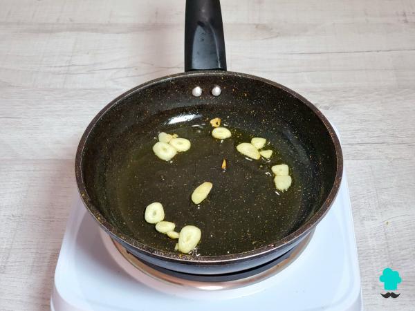 Receta de Setas al ajillo con jamón: el plato fácil y rápido que triunfa cada otoño - Paso 2