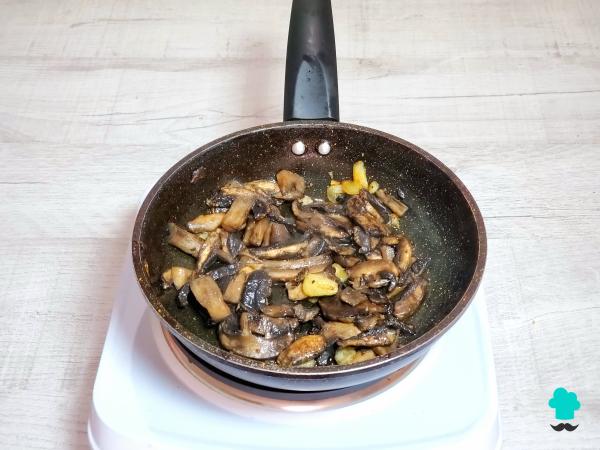 Receta de Setas al ajillo con jamón: el plato fácil y rápido que triunfa cada otoño - Paso 3