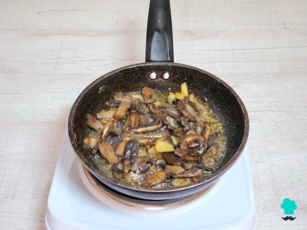 Receta de Setas al ajillo con jamón: el plato fácil y rápido que triunfa cada otoño - Paso 4