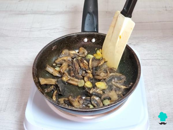 Receta de Setas al ajillo con jamón: el plato fácil y rápido que triunfa cada otoño - Paso 5