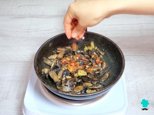 Receta de Setas al ajillo con jamón: el plato fácil y rápido que triunfa cada otoño - Paso 6