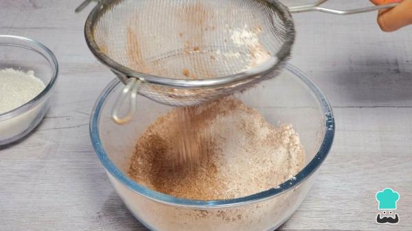 Receta de El bizcocho de café y chocolate más fácil, esponjoso y delicioso para disfrutar en cualquier momento - Paso 2