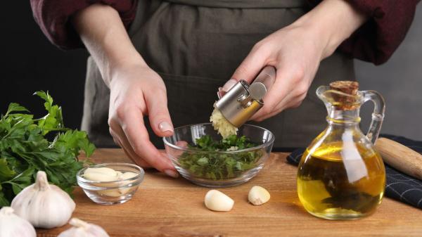 Pablo Suárez y Rubén Martínez, cocineros: “Los gambones quedan más jugosos si se cocinan al horno con 50 ml de vino blanco, ajo y pimentón” - Aceite, vino blanco y pimentón: los ingredientes para hacer los gambones al horno que marcan la diferencia