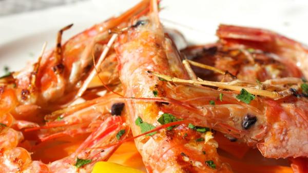 Pablo Suárez y Rubén Martínez, cocineros: “Los gambones quedan más jugosos si se cocinan al horno con 50 ml de vino blanco, ajo y pimentón” - La receta paso a paso de los gambones al horno perfectos de Pablo Suárez y Rubén Martínez