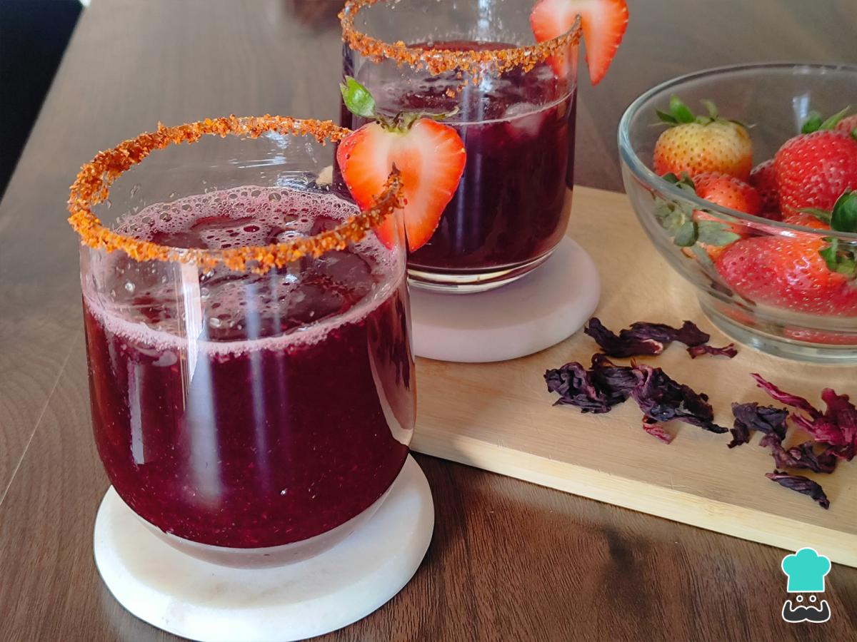 Agua de Jamaica con fresa