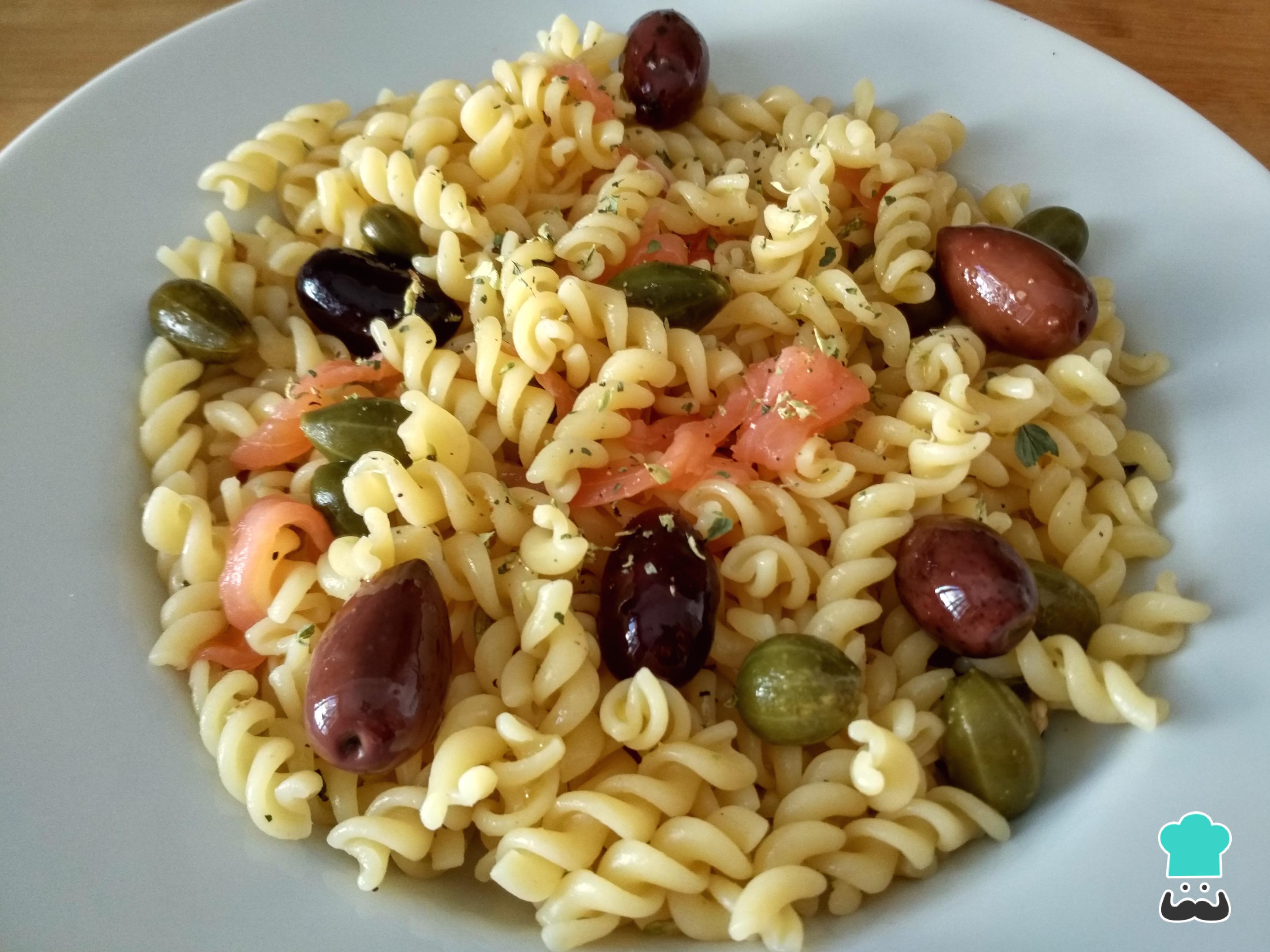 Ensalada de pasta con salmón y alcaparras Fácil