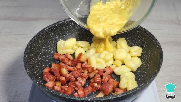 Receta de Ñoquis a la carbonara, el plato italiano que siempre sale bien - Paso 7
