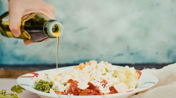 Científicos españoles lo confirman: este es el mejor aceite de oliva para cuidar el cerebro y el intestino - Cuánto aceite de oliva hay que consumir 