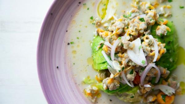 Carlos Maldonado, chef: “Los berberechos en lata no mejoran con limón, están más ricos si mezclas su jugo con cilantro, ajo en polvo, comino, sal y pimienta” - Así prepara Carlos Maldonado unos berberechos con sabor a ceviche