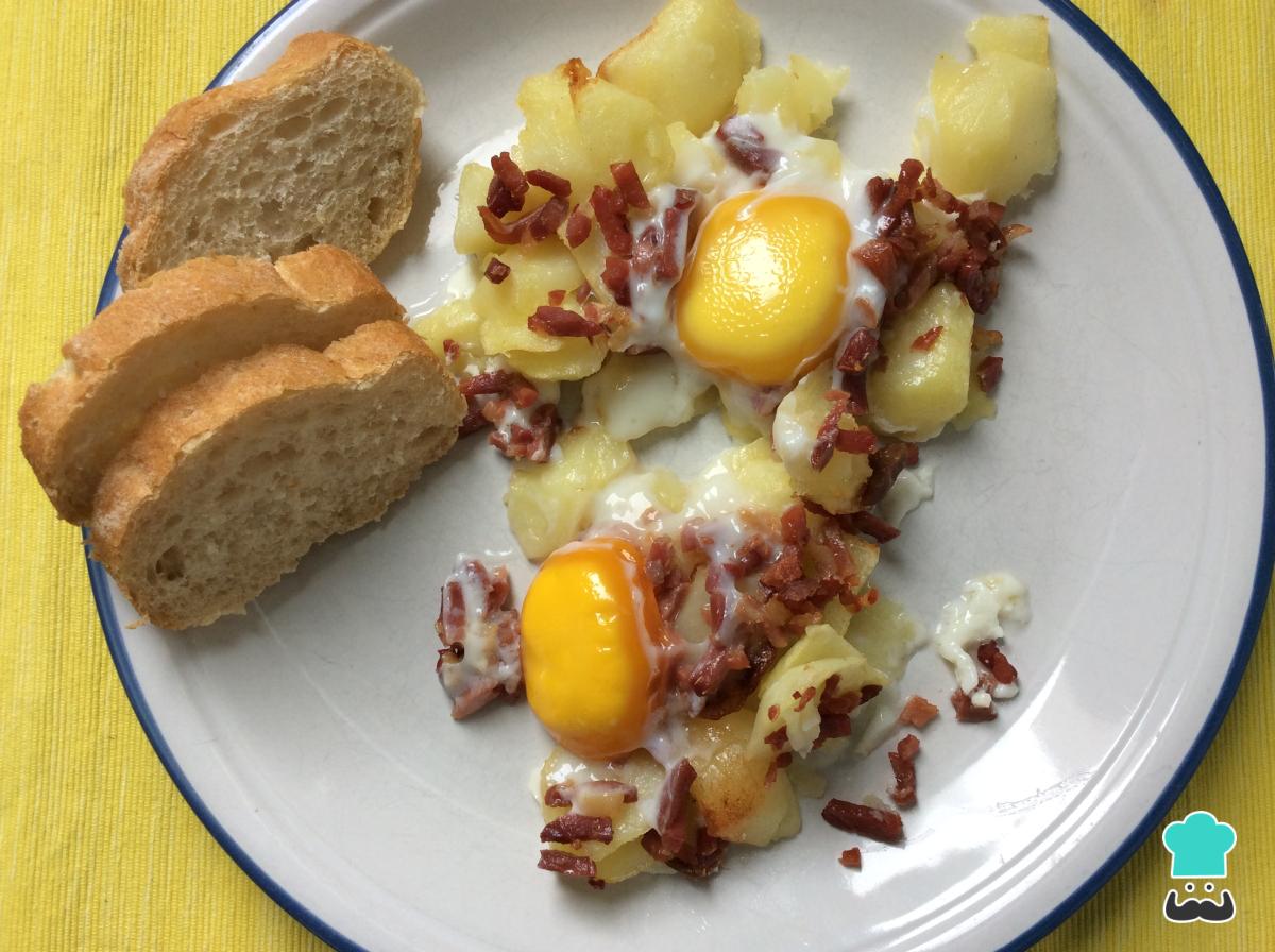 Receta de Huevos al horno con patatas y jamón