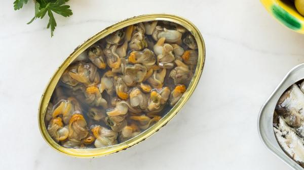 Carlos Maldonado, chef: “Los berberechos en lata no mejoran con limón, están más ricos si mezclas su jugo con cilantro, ajo en polvo, comino, sal y pimienta” - Una receta que demuestra el auge de las conservas de calidad
