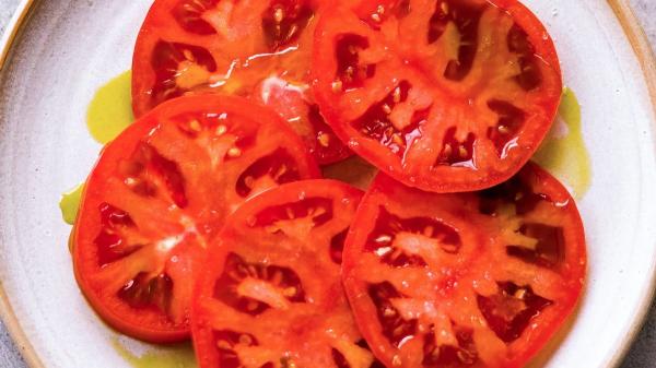 Dani García, chef: “Para unos tomates aliñados más sabrosos, déjalos reposar 10 minutos para que absorban el sabor y suelten su jugo” - El mejor truco para hacer unos tomates aliñados perfectos y con mucho sabor