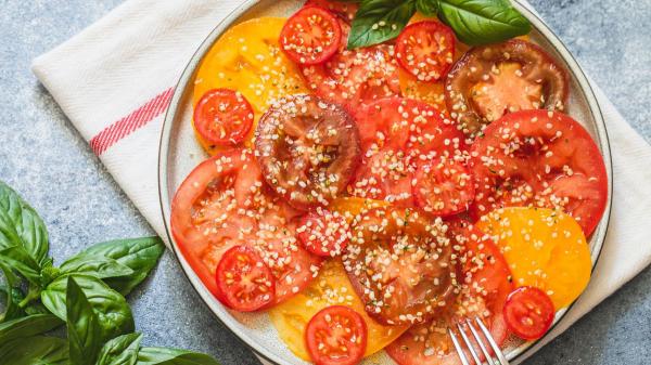 Dani García, chef: “Para unos tomates aliñados más sabrosos, déjalos reposar 10 minutos para que absorban el sabor y suelten su jugo” - La receta completa de los tomates aliñados de Dani García