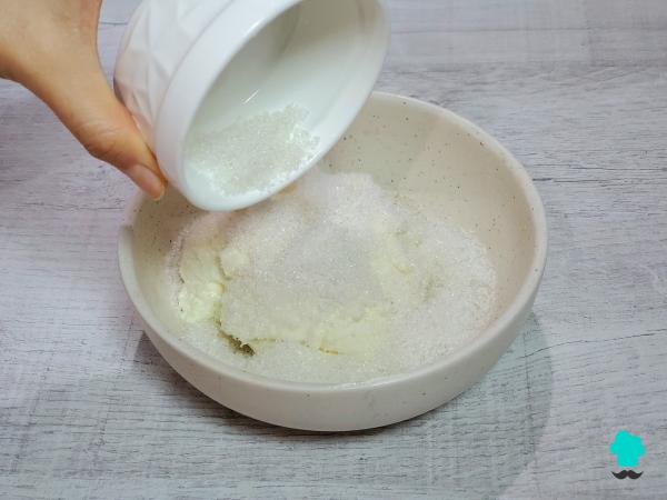 Receta de Cheesecake brûlée: el postre que combina la cremosidad de la tarta de queso con una crujiente capa de caramelo - Paso 4