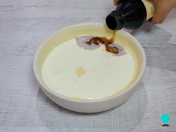 Receta de Cheesecake brûlée: el postre que combina la cremosidad de la tarta de queso con una crujiente capa de caramelo - Paso 6