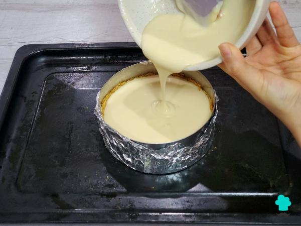 Receta de Cheesecake brûlée: el postre que combina la cremosidad de la tarta de queso con una crujiente capa de caramelo - Paso 7