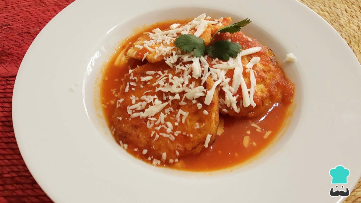 Receta de Tortitas de pollo en salsa roja