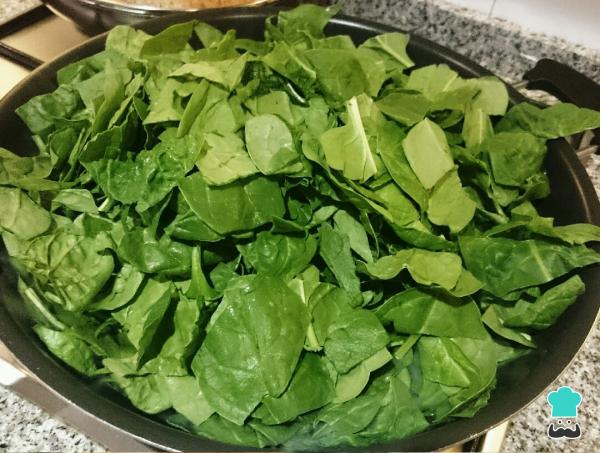 Receta de Espinacas salteadas con pasas y piñones - Light - Paso 2