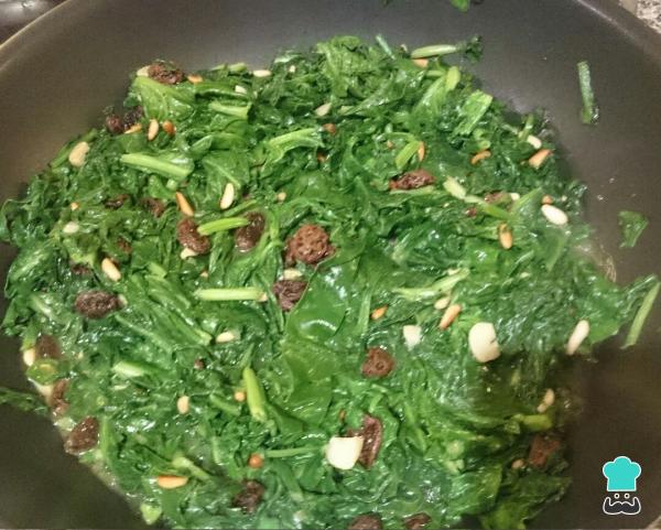 Receta de Espinacas salteadas con pasas y piñones - Light - Paso 3