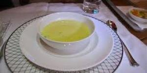 Fruto seco de pino con maíz dulce