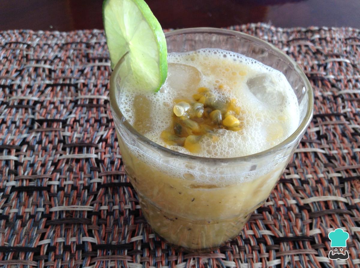 Coctel de vodka con maracuyá