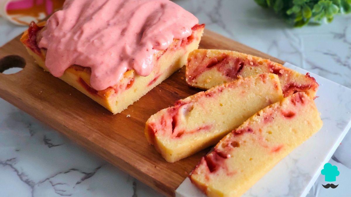 Receta de Bizcocho de fresa y yogur: el truco para un marmolado perfecto y una cobertura irresistible