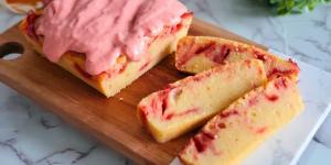 Receta de Bizcocho de fresa y yogur: el truco para un marmolado perfecto y una cobertura irresistible
