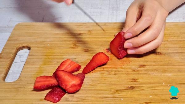 Receta de Bizcocho de fresa y yogur: el truco para un marmolado perfecto y una cobertura irresistible - Paso 1